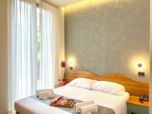 Down duvets, desk, laptop workspace, iron/ironing board - Sara Hotel (Milan)