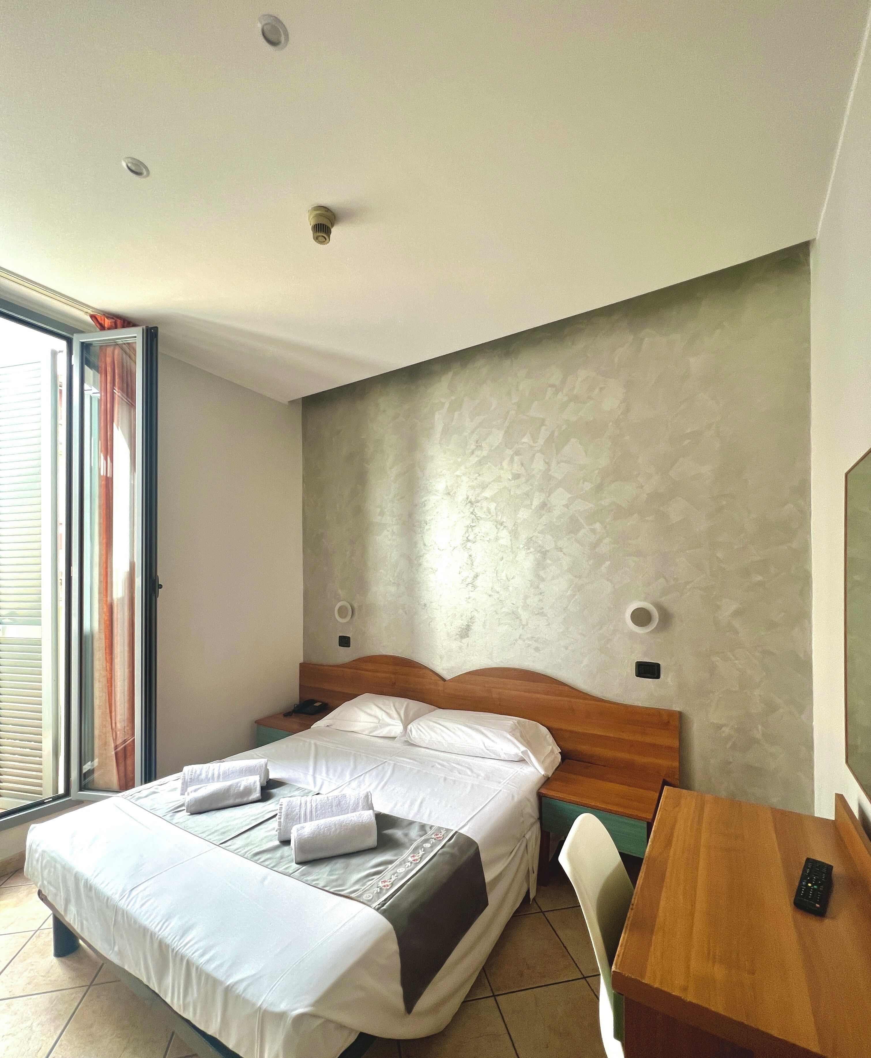 Double Room | Down duvets, desk, laptop workspace, iron/ironing board