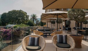 2 restaurantes, se sirven desayunos, comidas y cocina mediterránea