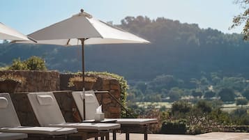 Piscine extérieure, parasols de plage, chaises longues