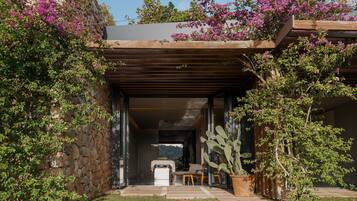 Couples treatment room(s), sauna, hot tub, steam room