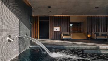 Salas de tratamiento para parejas, un sauna, una bañera de hidromasaje