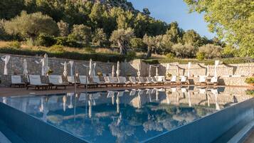 Piscina a l'aire lliure (horari: 08:00-20:00), para-sols i gandules