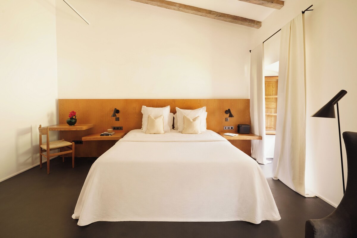 Chambre supérieure double, baignoire | Draps en coton égyptien, literie de qualité, minibar, coffre-fort