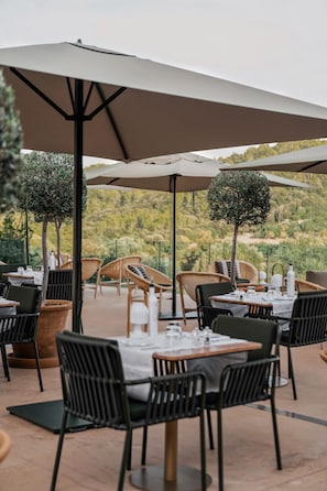 2 restaurants; breakfast, lunch, and dinner served - Son Brull Hotel & Spa (Pollenca)