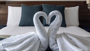 Kamar Double (Sea View) | Tempat tidur Select Comfort, brankas, meja kerja, dan tirai kedap cahaya