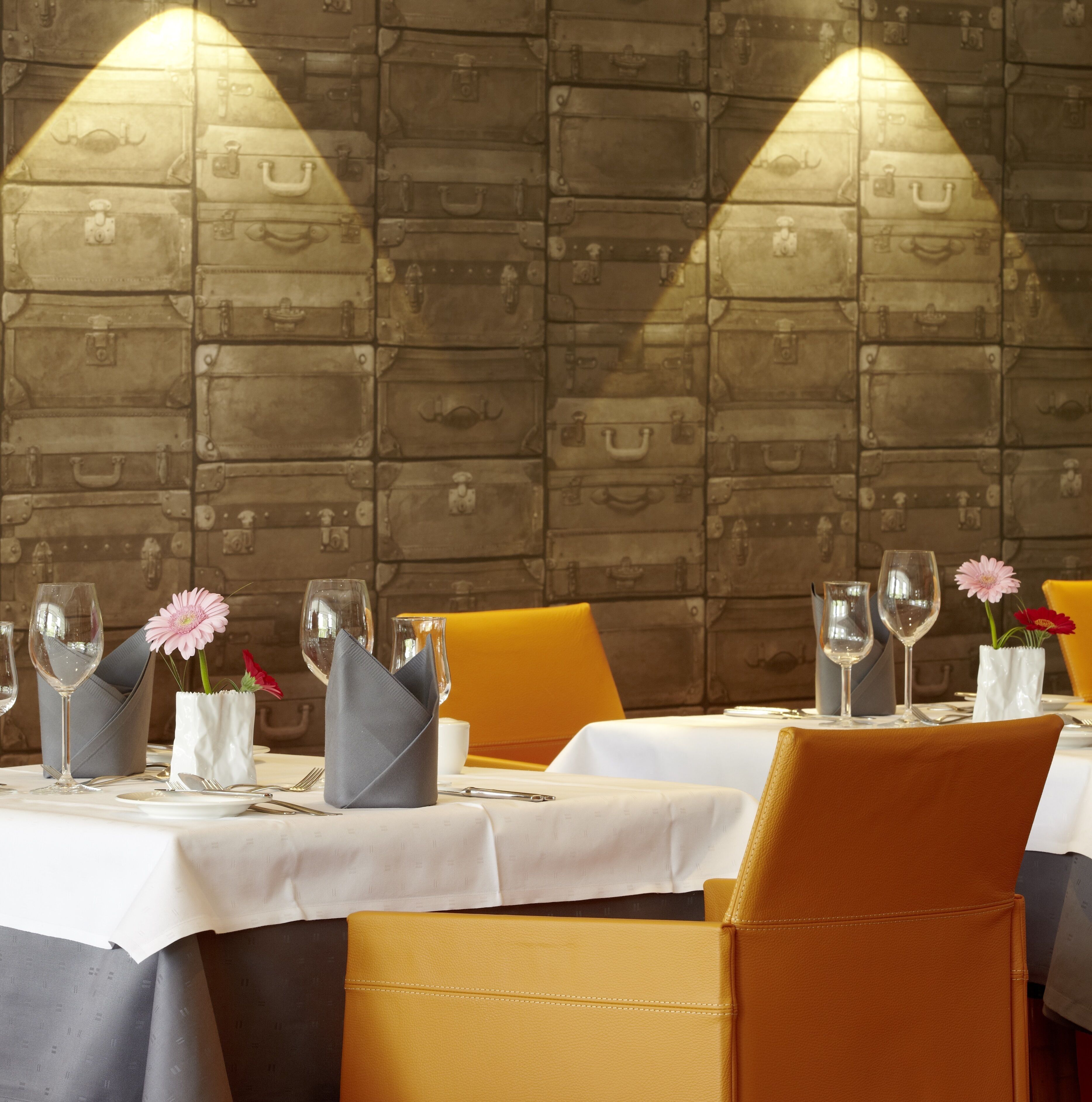 breakfast, dinner, brunch served; international cuisine