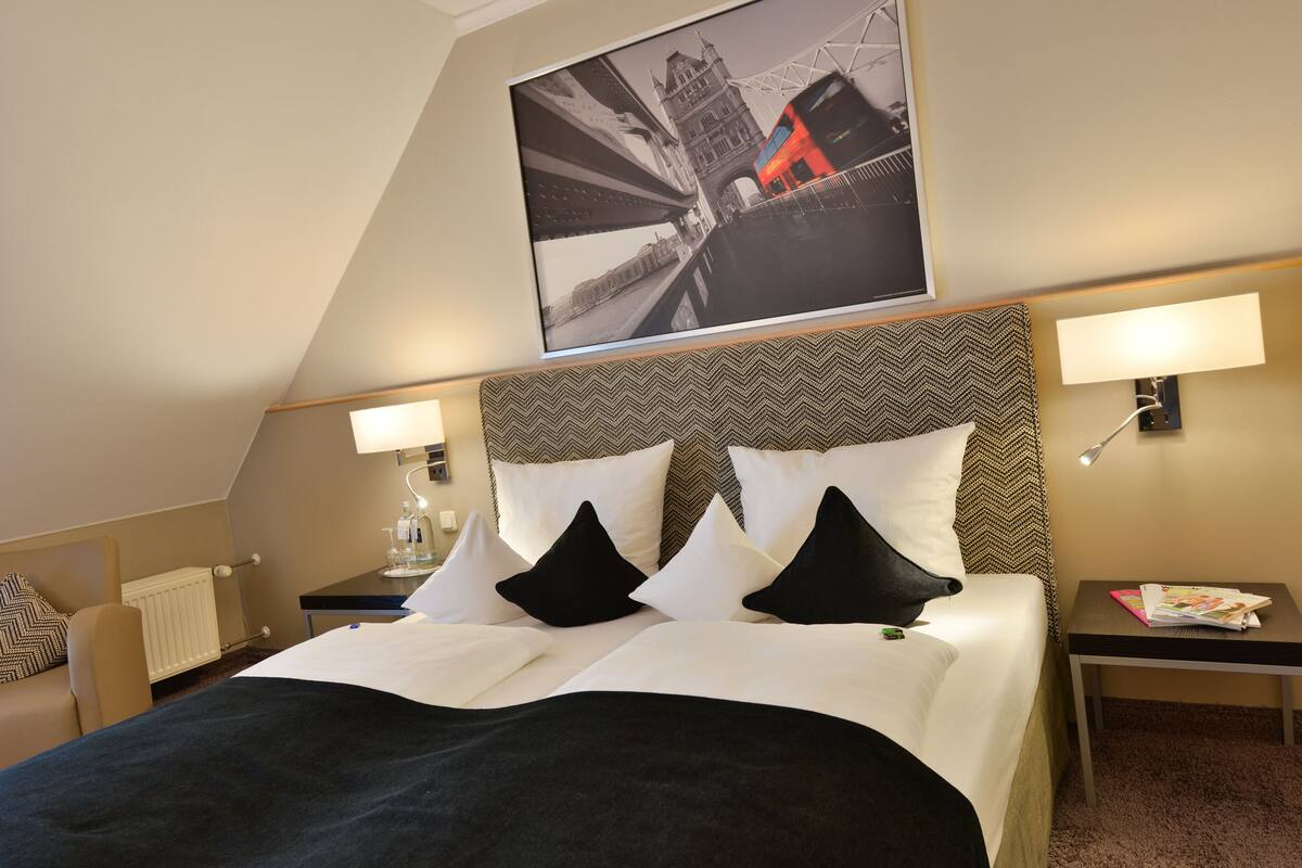 premium double room, 1 king bed, balcony | hypo-allergenic bedding, in-room safe, desk, laptop workspace