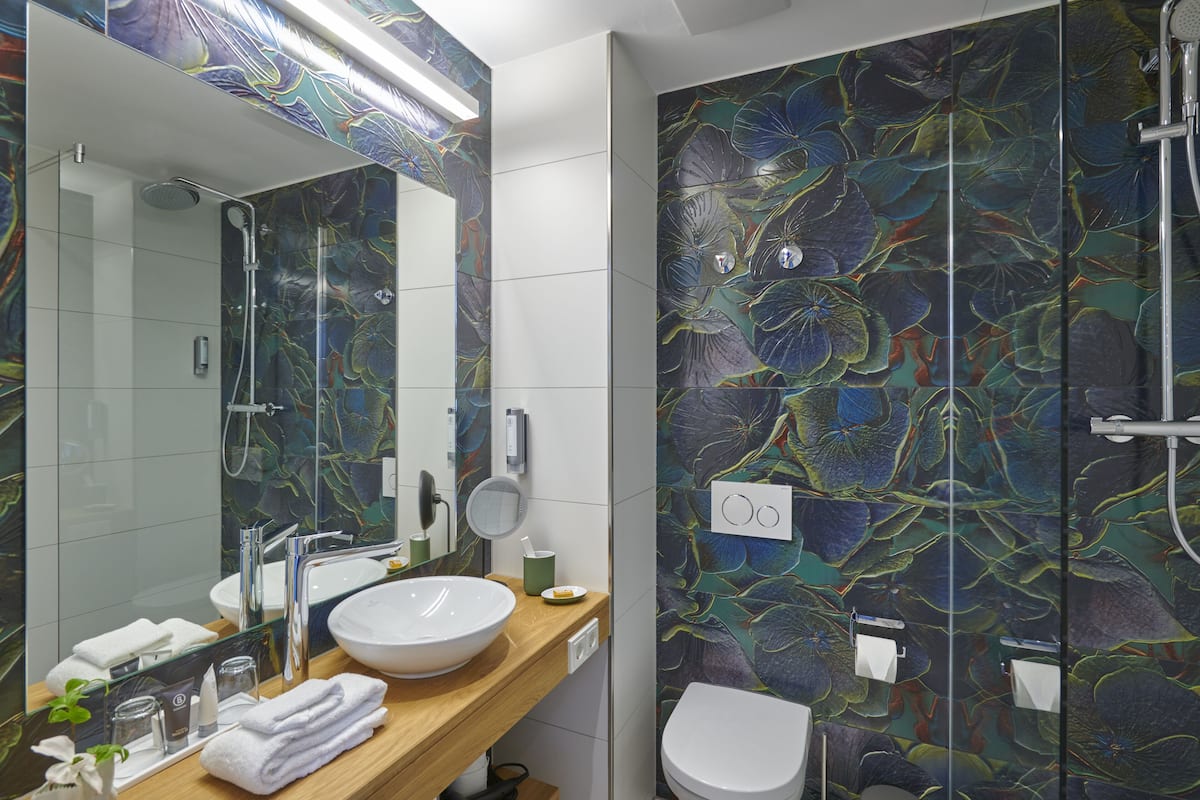 suite, 2 bedrooms | bathroom | free toiletries, hair dryer, bathrobes, slippers