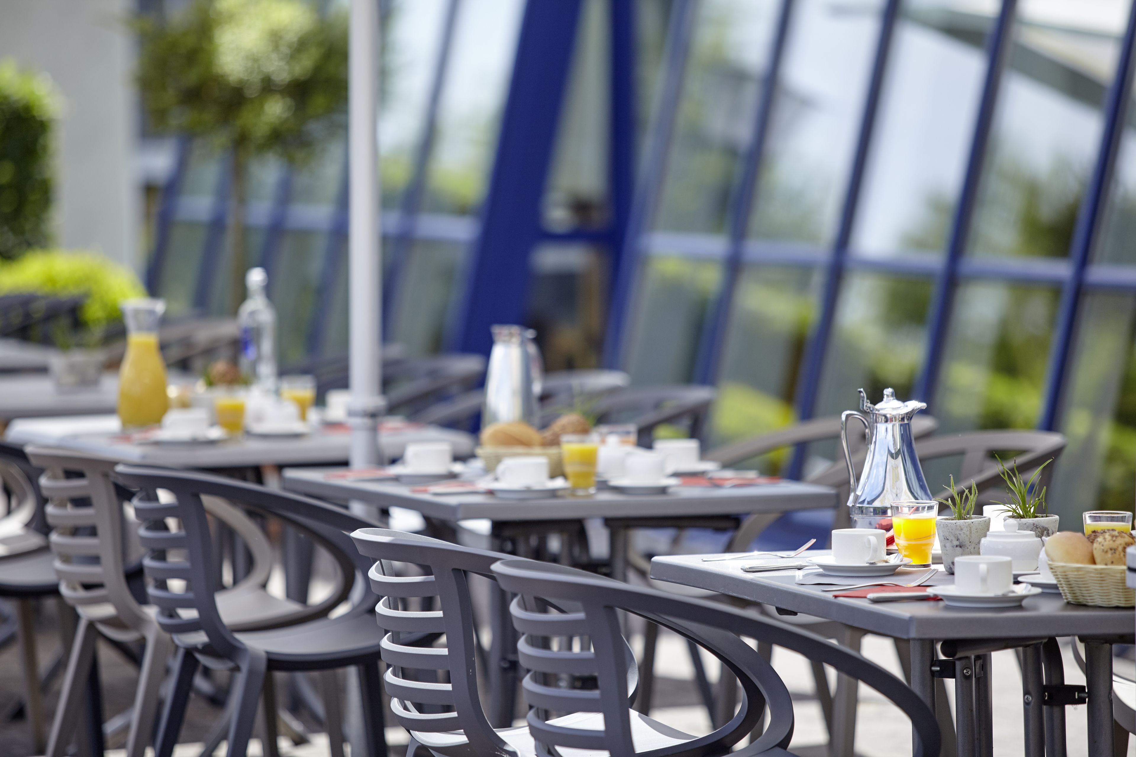 breakfast, dinner, brunch served; international cuisine