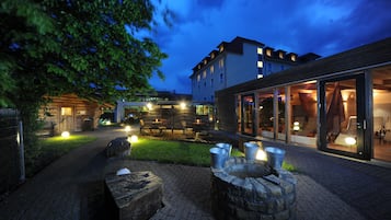 Couples treatment rooms, body treatments, aromatherapy