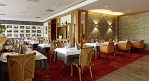 Breakfast, dinner, brunch served; international cuisine 