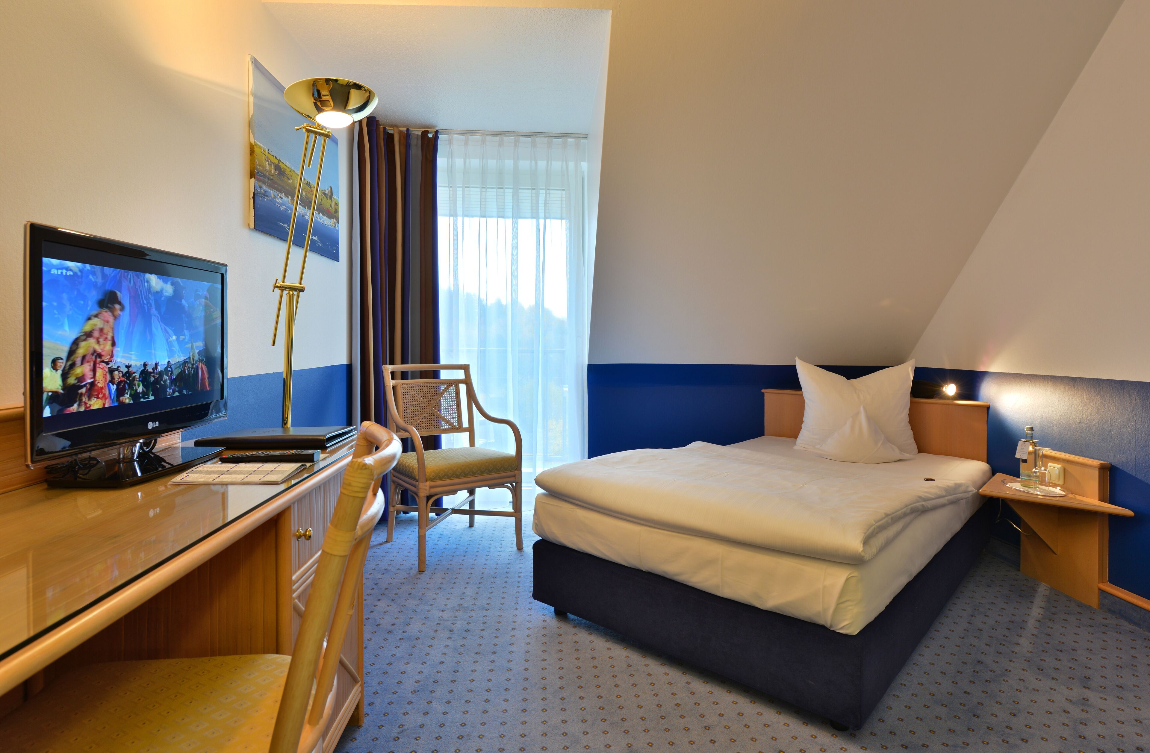 basic single room | hypo-allergenic bedding, in-room safe, desk, laptop workspace