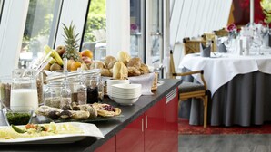 Un bufé de desayuno con diferentes alimentos y bebidas.