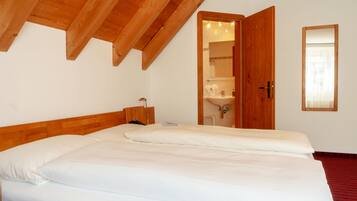 Deluxe Room | Hypo-allergenic bedding available, down comforters, in-room safe, desk
