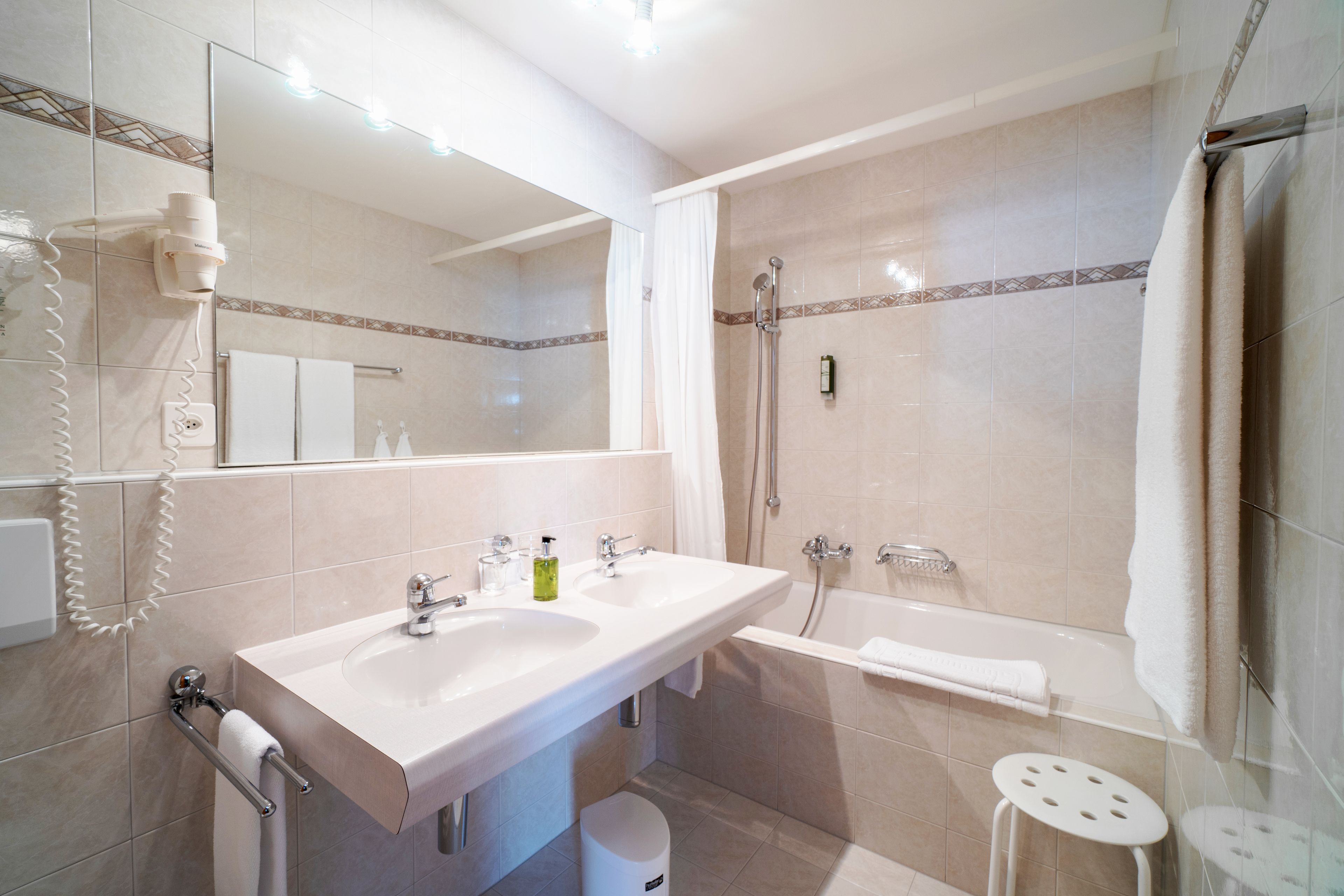 deluxe room, balcony, valley view | bathroom | combined shower/bathtub, free toiletries, hair dryer, towels