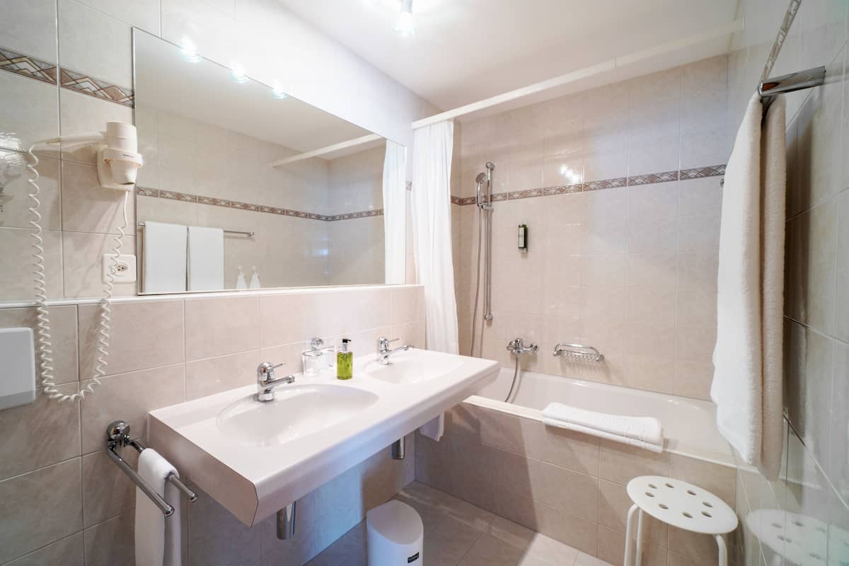 deluxe room, balcony, valley view | bathroom | combined shower/bathtub, free toiletries, hair dryer, towels