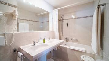 Deluxe-værelse - balkon - udsigt til dal | Badeværelse | Kombination af bruser/badekar, gratis toiletartikler, hårtørrer