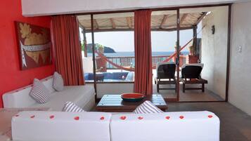 Suite junior, hidromasaje | Ropa de cama de alta calidad y minibar