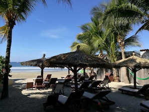 บนชายหา ด, เก้าอี้อาบแดด, ร่มชายหาด, ผ้าเช็ดตัวชายหาด