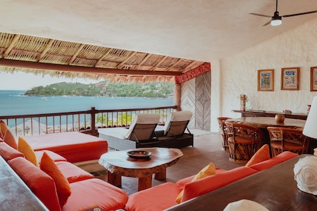 Outdoor pool. Hotel Aura del Mar