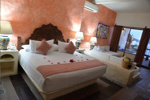 Superior Suite, 1 King Bed | Premium bedding, minibar, in-room safe, iron/ironing board - Hotel Aura del Mar (Zihuatanejo)
