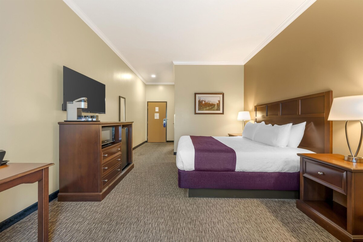 Standard Room, 1 Katil Raja (King), Accessible, Non Smoking | Meja, ruang kerja komputer riba, langsir/tirai gelap terus 