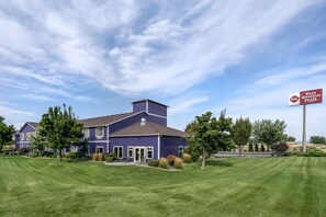 A two-story building with a sign indicating it is part of the Best Western Plus hotel chain. - Best Western Plus Grapevine Inn (Sunnyside)