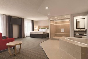 Escritorio, cortinas blackout y tabla de planchar con plancha 