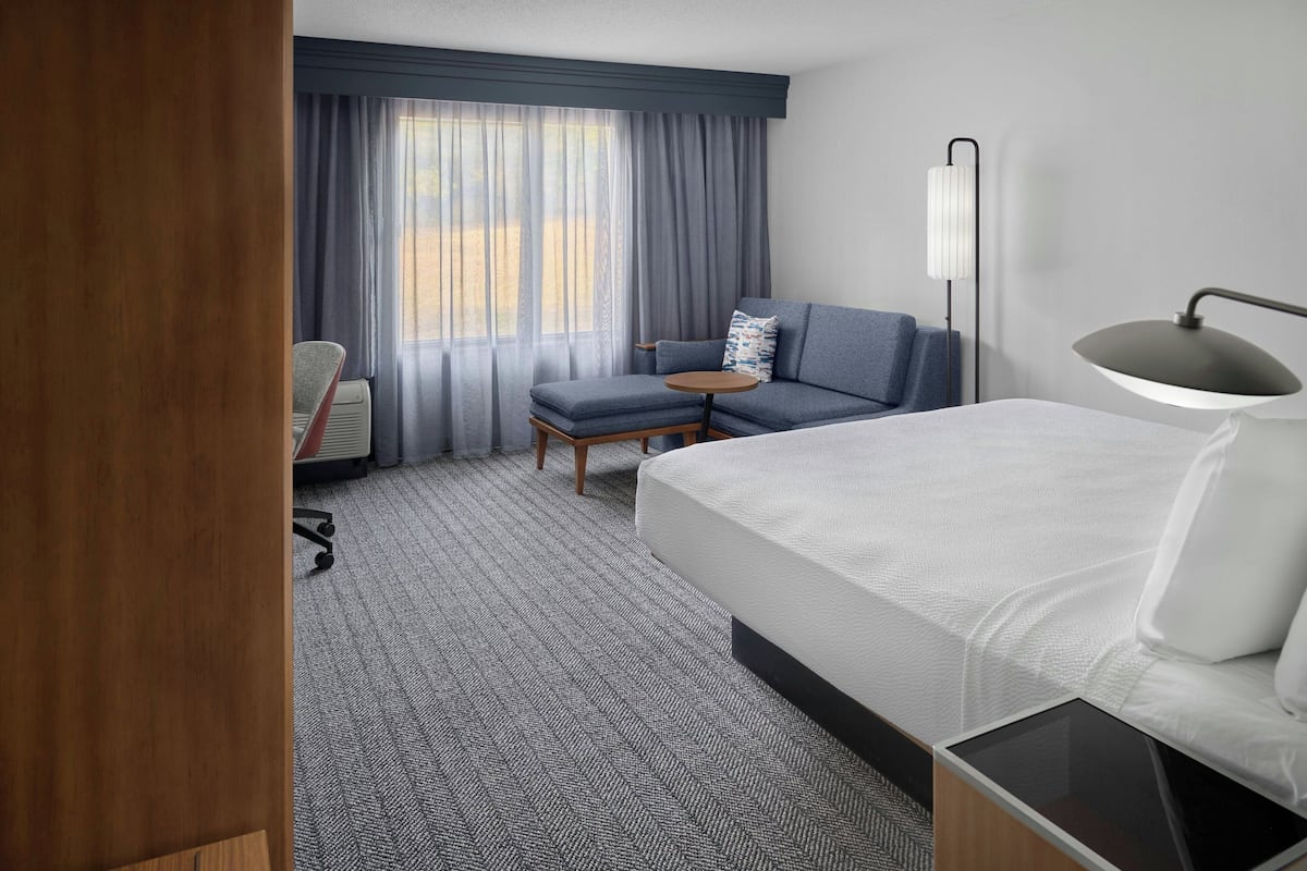 Room, 1 Katil Raja (King) dengan Katil Sofa | Peralatan tempat tidur premium, tilam berlapik, meja