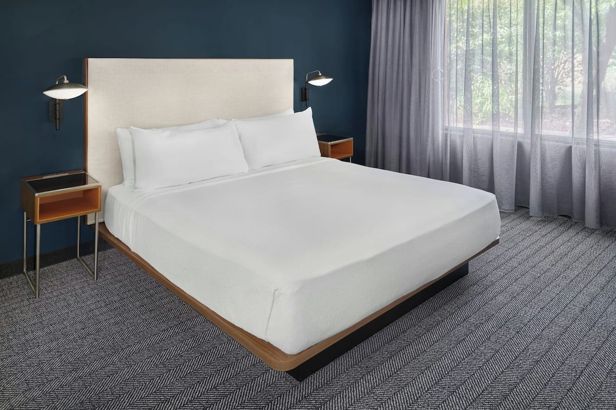 Suite, 1 chambre, non-fumeurs, en angle | Literie de qualité supérieure, surmatelas, bureau