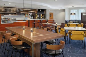 供应早餐和晚餐