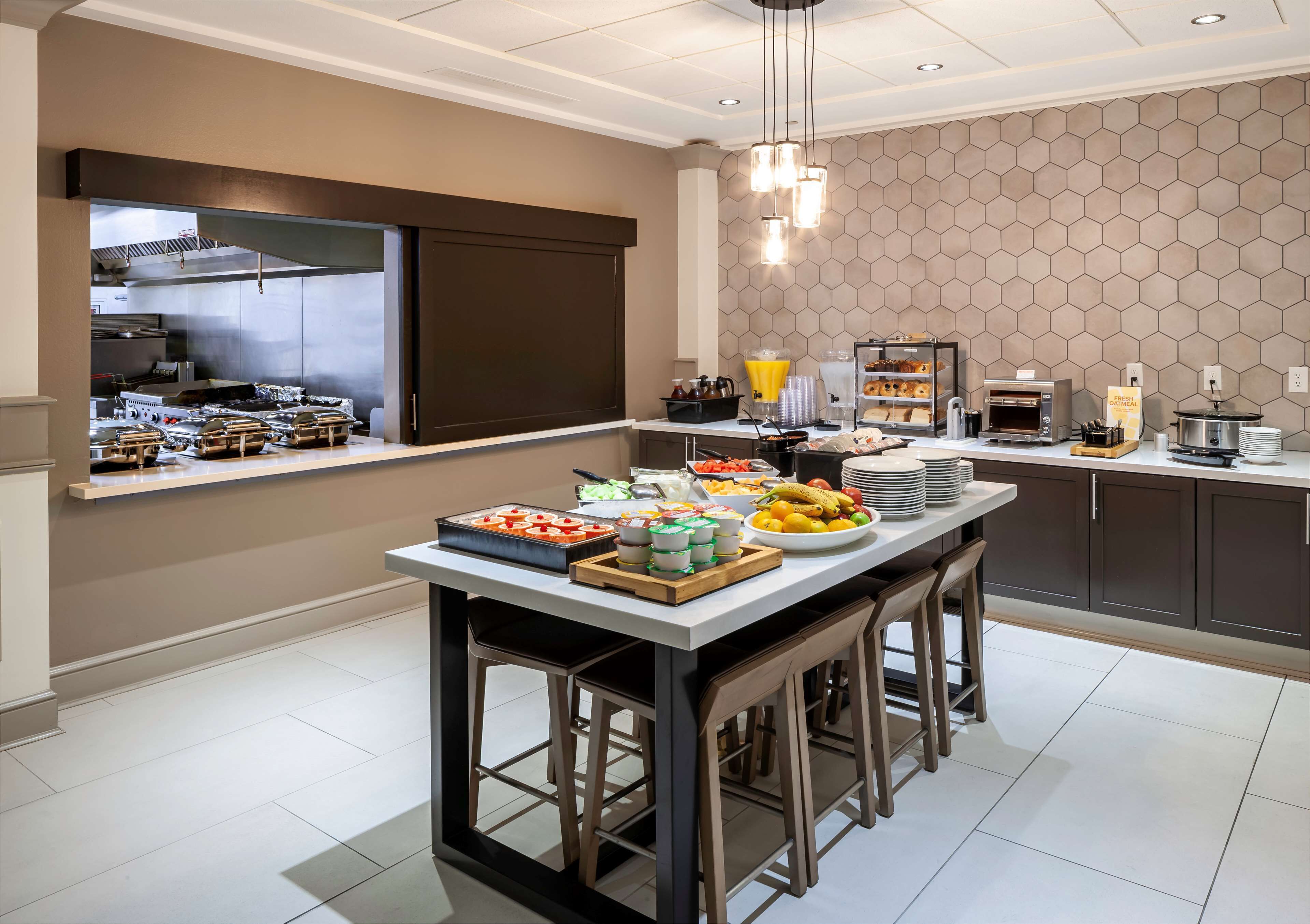 Petit déjeuner buffet servi tous les jours en supplément