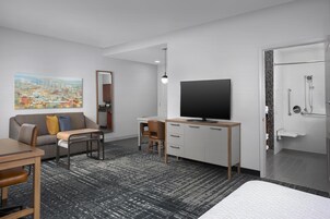 Ropa de cama de alta calidad y caja de seguridad en la habitación 