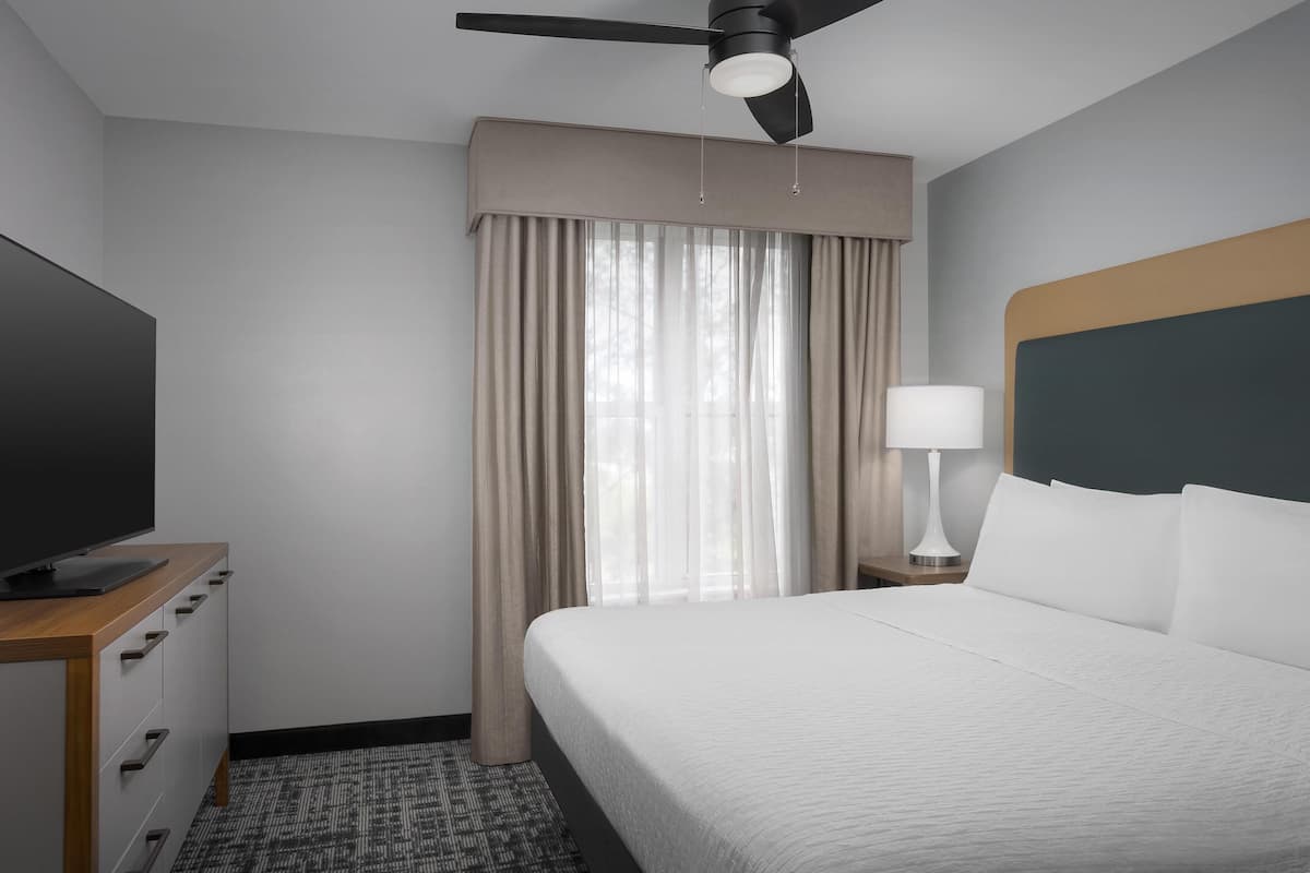 Premium bedding, in-room safe, desk, iron/ironing board