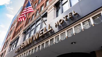 Das äußere Erscheinungsbild des The Pennwell Hotels, mit deutlich angezeigtem Namen.
