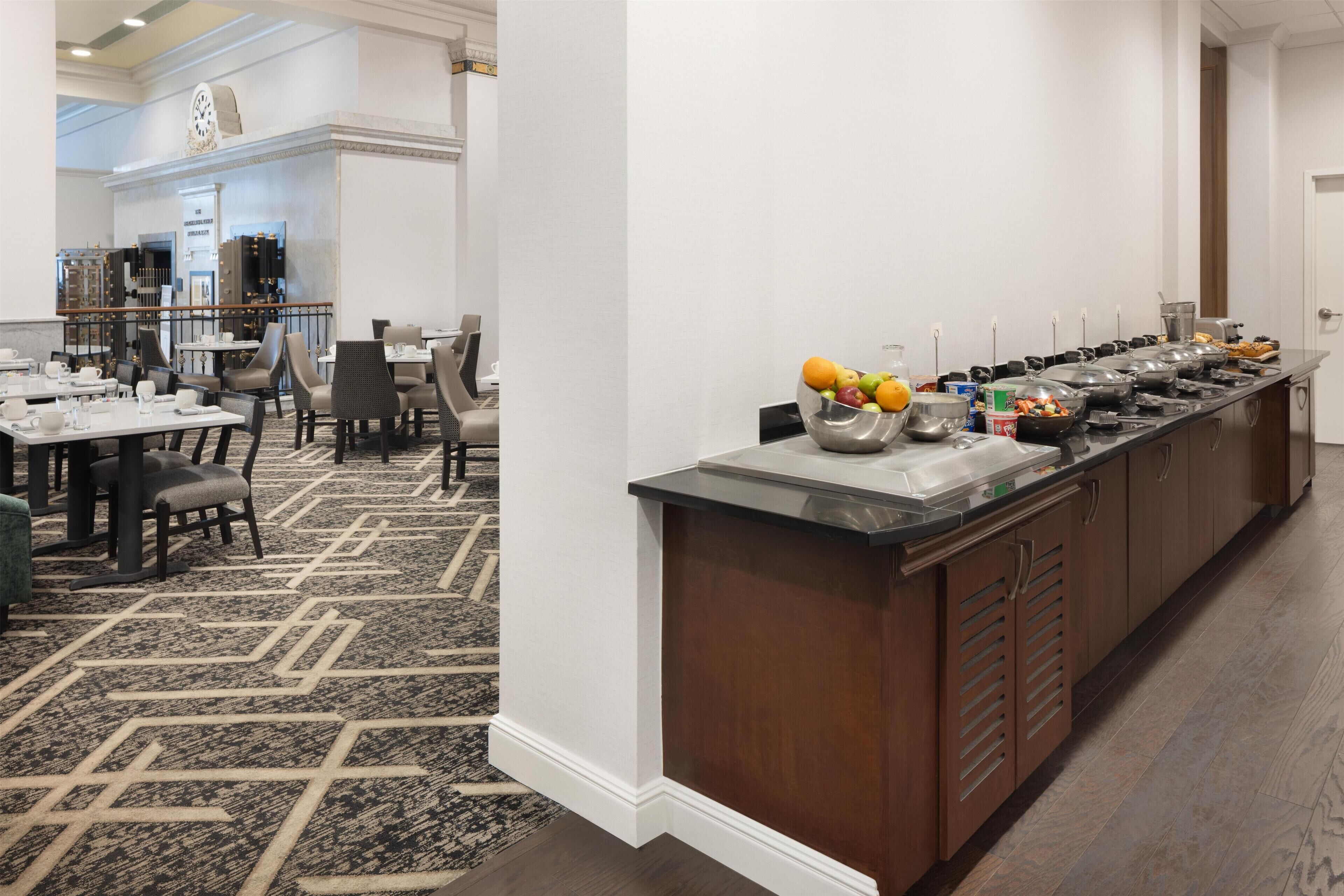 朝食 (フル ブレックファスト)、毎日提供 (有料)