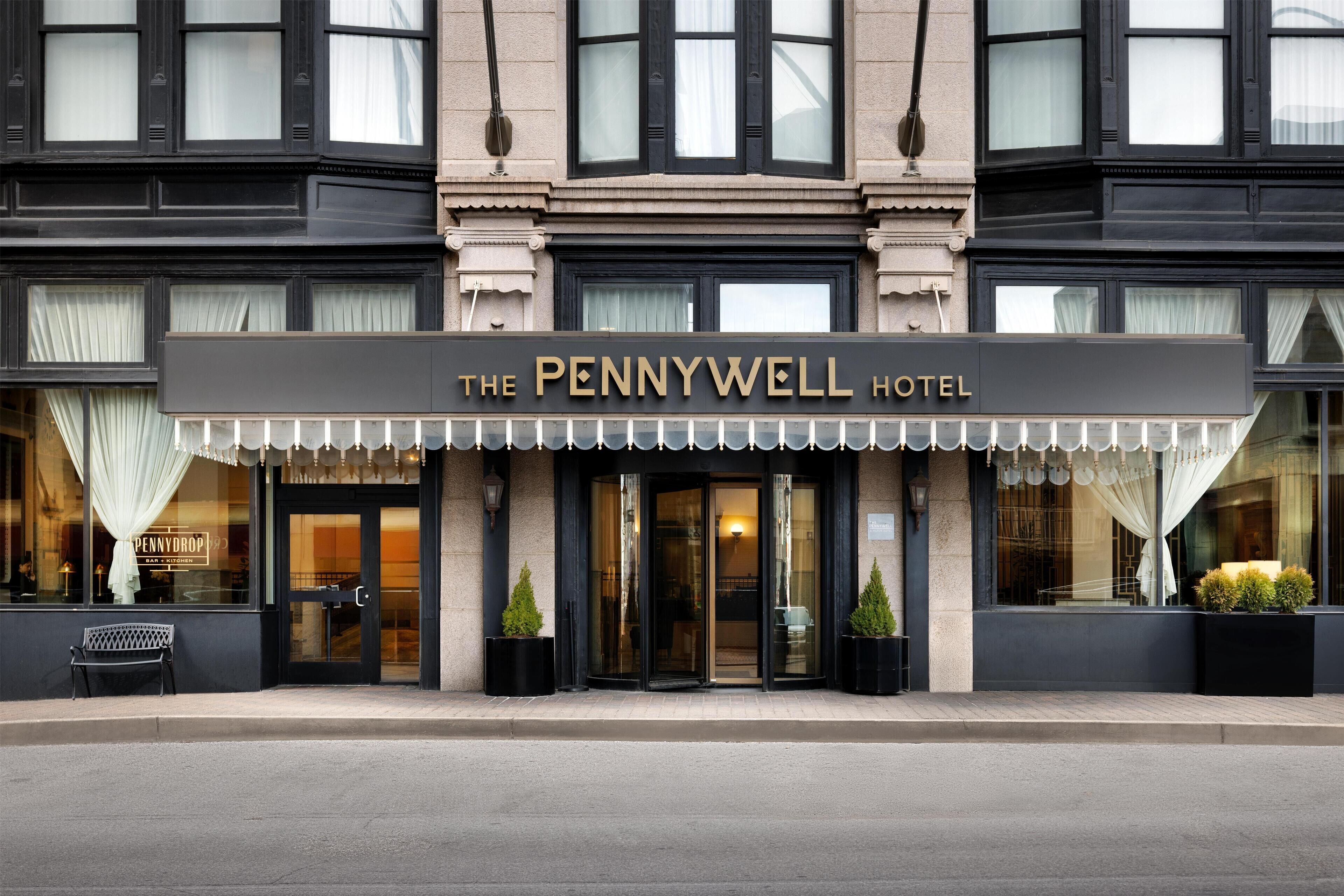 El exterior del Hotel Pennywell, con una fachada clásica, ventanas amplias y una entrada acogedora.