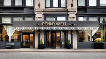 El exterior del Hotel Pennywell, con una fachada clásica, ventanas amplias y una entrada acogedora.