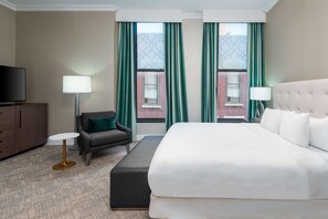 Egyptian cotton sheets, premium bedding, pillow-top beds, in-room safe - Hilton Pennywell St. Louis at the Arch (St. Louis)
