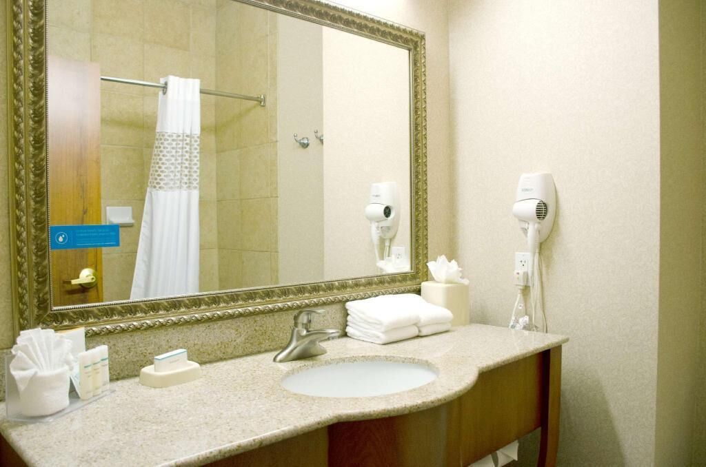 Bathroom | Combined shower/tub, hair dryer, towels