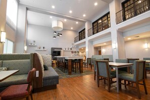 Free daily breakfast - Hampton Inn and Suites College Station (College Station)