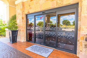 Interior entrance - Hampton Inn and Suites College Station (College Station)