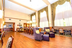 Lobby sitting area - Hampton Inn and Suites College Station (College Station)