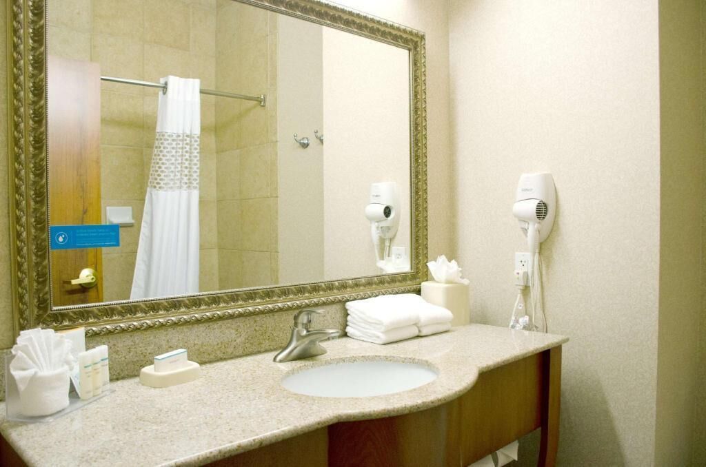Bathroom | Combined shower/tub, hair dryer, towels