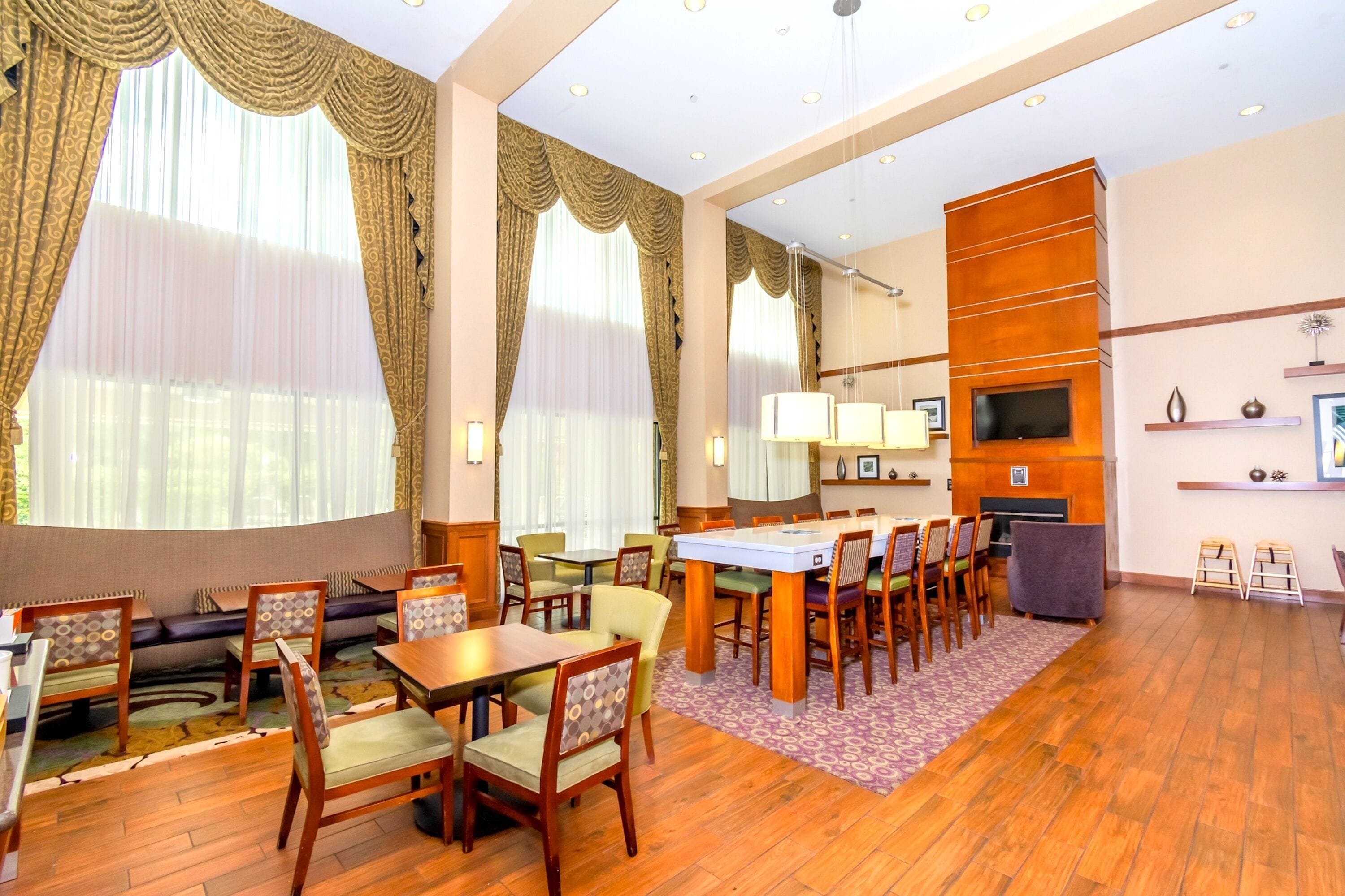 free daily breakfast