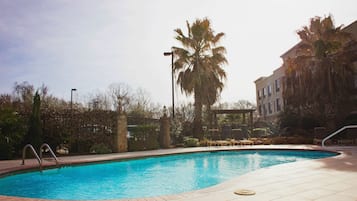 Außenpool, geöffnet von 07:00 Uhr bis 23:00 Uhr, Liegestühle