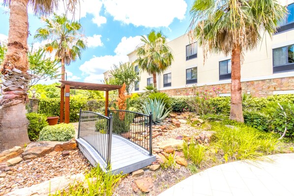 Courtyard - Hampton Inn and Suites College Station (College Station)