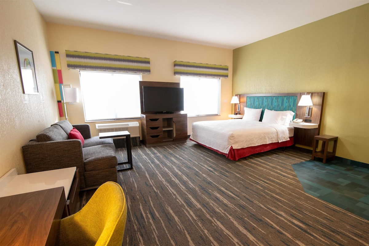 Studiosuite, 1 King-Bett, Nichtraucher | Wohnbereich | 32-Zoll-Flachbildfernseher mit Kabelempfang, Fernseher