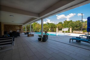 Outdoor pool, open 7 AM to 11 PM, pool loungers - Hampton Inn and Suites College Station (College Station)